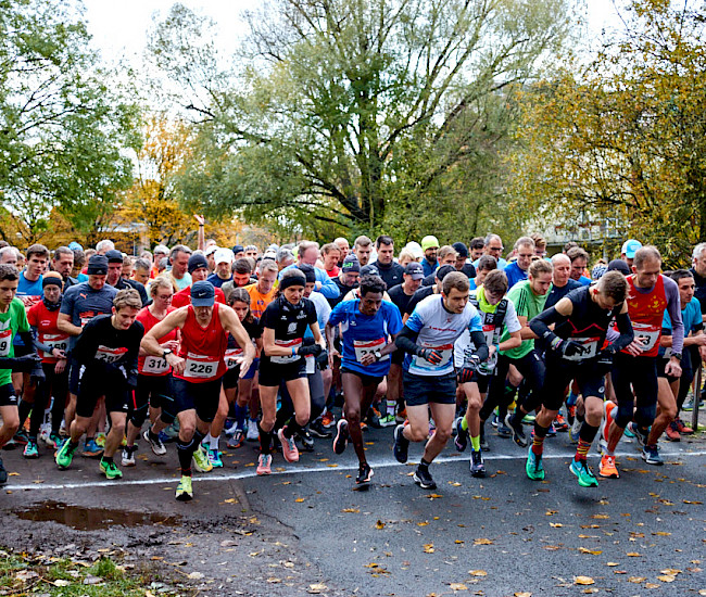 Läufer bei Hannover Runners starten einen Wettkampf an de Startlinie