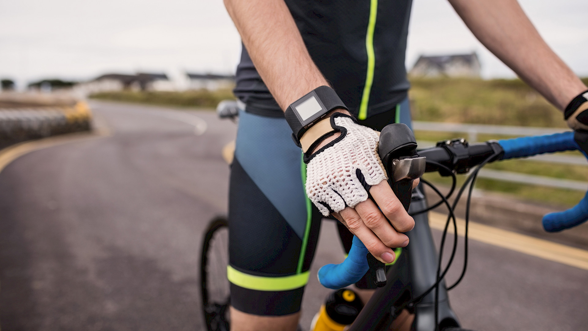 Hand eines Fahrradfahrers mit athletischen Handschuhen am Fahraddlenker