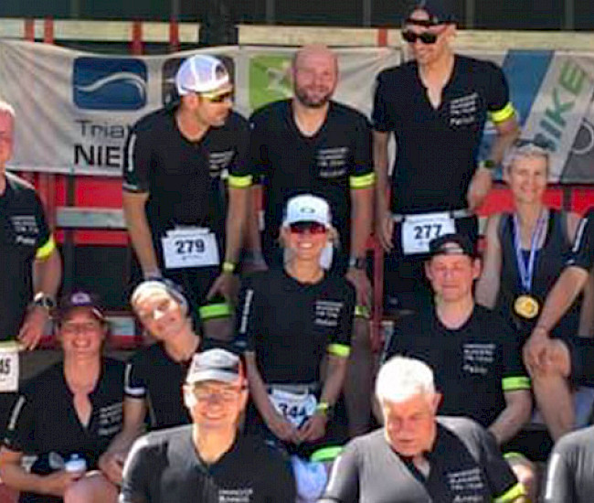 Mitglieder des Hannover Runners e.V. stehen zusammen vor einem Tor