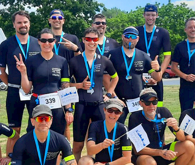 Mitglieder des Hannover Runners e.V. mit Schlüsselbändern stehen zusammen