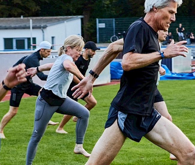 Mehrere Läufer machen Übungen im Freien
